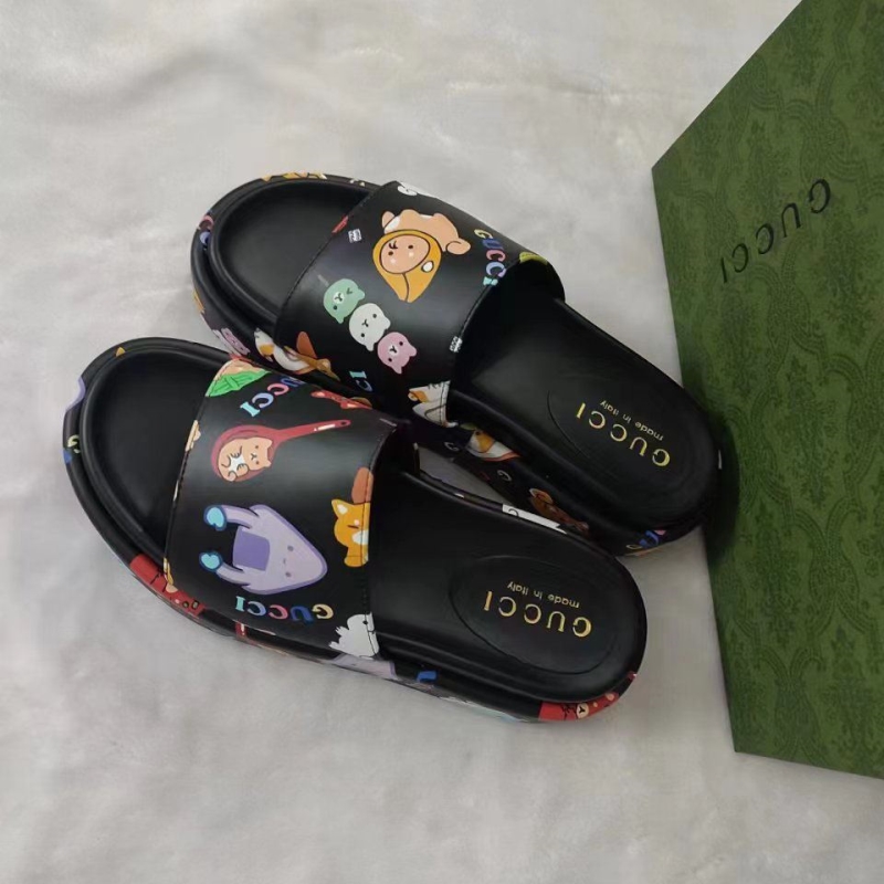 G*u*i slippers